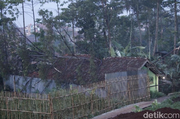 30 Rumah di Cileunyi Disapu Angin Puting Beliung