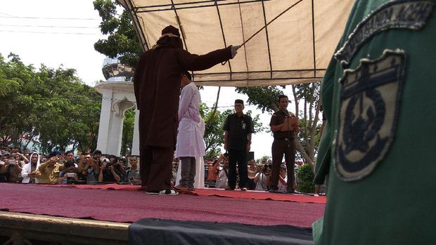 Algojo mengeksekusi 4 pasangan mesum yang ditangkap warga di berbagai tempat.