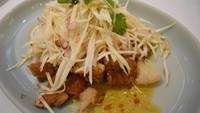 Potongan daging ayam yang renyah, makin segar dan enak saat dipadu dengan topping irisan mangga dan pepaya muda. agar seimbang, dengan campuran saus manis asam. Nyam!