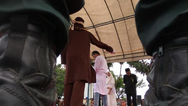 Empat pasangan mesum ini dijatuhi hukuman cambuk 17 hingga 22 kali.