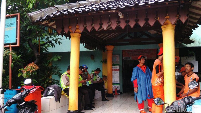 Warga Jatinegara Datangi Kelurahan, Tanya soal Pencopotan Spanduk