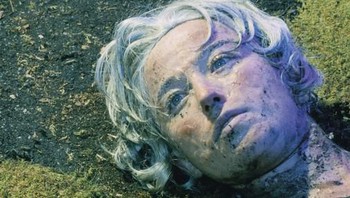 Posisi kedelapan foto yang berjudul Untitled #153 merupakan hasil karya fotografer Cindy Sherman di tahun 1985 dan terjual di tahun 2010 dengan harga USD 2,7 juta atau sekitar Rp 35 miliar. (Foto: Internet)