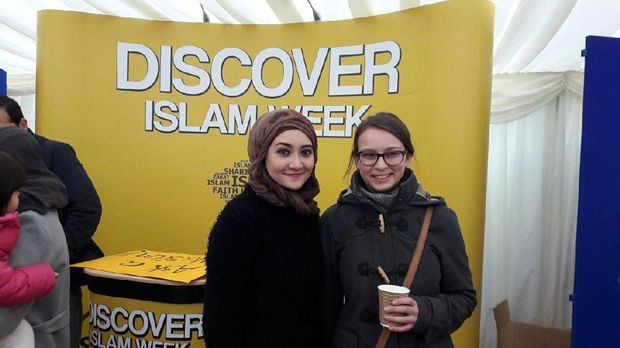 Cerita Hijabers Indonesia yang Ajari Mahasiswi Inggris Berjilbab