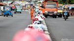 Pembatas Jalan di Pulogadung jadi Tempat Sampah 