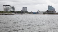 Terlihat sejumlah gedung berjejer di pinggir pantai.