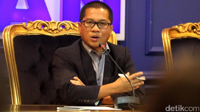 NasDem sudah deklarasi mendukung Ridwan Kamil untuk Pilgub Jabar. PAN pun memiliki wacana untuk mendukung Ridwan kemudian dipasangkan dengan salah satu kadernya. Hal itu disampaikan oleh Ketua DPP PAN Yandri Susanto di Gedung DPR, Kompleks Parlemen, Senayan, Jakarta, Senin (20/3/2017).