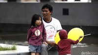Banyak diantara warga yang mengajak keluarganya untuk sekedar menghabiskan waktu di akhir pekan.