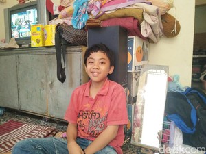 Kisah Abil, Anak Sekolah yang Tertidur di Trotoar Selepas Jualan