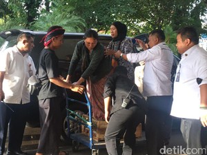 Dengan Kaki Disemen, Perwakilan Petani Kendeng Temui Teten