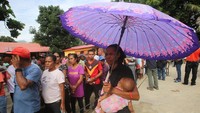 Warga mengantre di sejumlah TPS yang berada di Kota Dili, Timor Leste, Senin (20/3). REUTERS/Lirio da Fonseca.