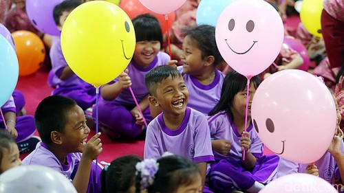 Memperingati Hari Dongeng Sedunia, PT Kereta Api Indonesia (PT KAI), menggelar acara dongeng bersama. Acara itu diikuti oleh puluhan anak PAUD.