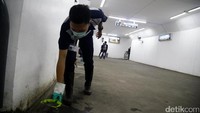 Underpass ini sempat kebanjiran. Tampak sisa-sisa lumpur tengah dibersihkan petugas.