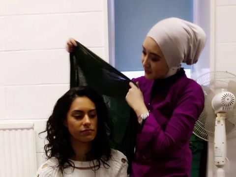 Cerita Hijabers Indonesia yang Ajari Mahasiswi Inggris Berjilbab