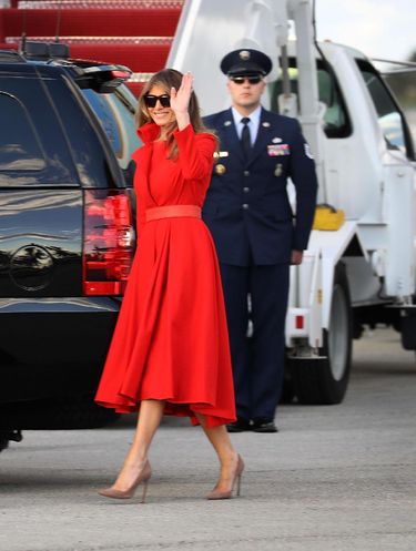 Foto: Penampilan Melania Trump yang Mencuri Perhatian dengan Gaun Merah