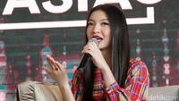 Raline tampak mengenakan kemeja merah floral dan celana putih panjang. Pool/Ismail/detikFoto.