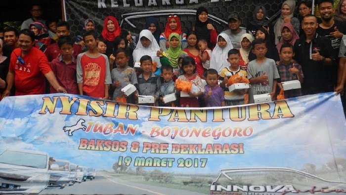 Di Sela Turing dan Kopdar, Komunitas Innova Jatim Gelar Baksos