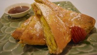 Secangkir kopi hangat enak dipadu bersama dengan pisang bakar dengan lapisan keju cheddar. Makin lezat dinikmati bersama dengan siraman saus karamel manis.