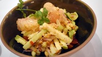 Salad putri dewi jadi sajian yang segar. Dibuat dengan potongan jambu biji dan bengkuang makin pas dinikmati bersama dengan saus asam pedas. Aroma dan rasanya aromatik karena dipadu dengan kecombrang.