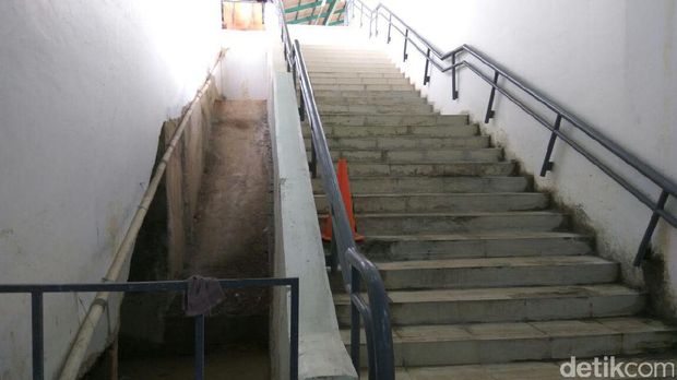 Tempat untuk eskalator. 