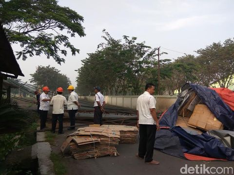 Pipa pembuangan limbah pabrik gula roboh ditabrak truk