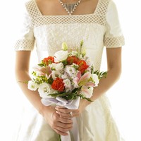 Setelah upacara pernikahan biasanya buket akan dilemparkan ke para tamu dan siapapun yang menangkapnya diharapkan segera bertemu jodoh. Di abad pertengahan, fungsi buket bunga lebih untuk mengalihkan perhatian para tamu dari pengantin. Tradisi pada zaman itu, tamu akan mendapat keberuntungan jika bisa menyimpan sobekan baju sang mempelai wanita. Untuk itu bunga dilemparkan agar dia bisa kabur tanpa kerusakan pada gaunnya. Foto: Thinkstock