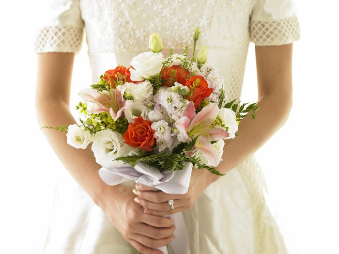 Bride holding bouquet.