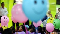 Balon warna-warni yang dibagikan panitia semakin menambah warna acara.