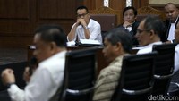 Fahmi Darmawansyah mendengarkan keterangan para saksi.