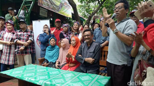 Djarot blusukan di Pasar Minggu, di pinggir Kali Ciliwung / 