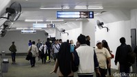 Suasana underpass Stasiun Manggarai tampak ramai.