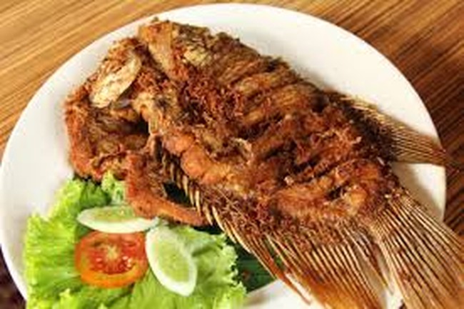 Ikan Goreng dengan Paduan Sambal Pedas Enak Ada di 5 Restoran Ini