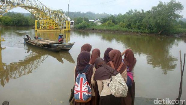 Jembatan Apung Kampung Laut Cilacap Siap Difungsikan