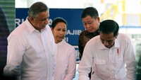 Presiden Jokowi menandatangani prasasti peresmian. Agus Trimukti/Humas PLN.