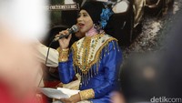 Sinrilik ini terbagi dalam dua kategori yaitu sinrilik bosi timurung dan sinrilik pakesok-kesok. Setiap orang dapat mempelajari sinrilik, sehingga seorang passinrilik bisa saja datang dari berbagai bidang profesi seperti petani, nelayan, ataupun guru.