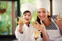 Si Kecil Semakin Terampil Saat Diajak Untuk Memasak Bersama di Rumah