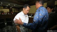 Hakim Ketua Jhon Halasan Butar-butar kemudian menyinggung adanya barang bukti percakapan Arif dengan Handang terkait masalah pajak PT EKP, yang menyebut nama Direktur Jenderal Pajak Kementerian Keuangan Ken Dwijugiasteadi.
