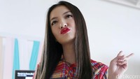 Duck face menjadi salah satu ekspresi andalan Raline ketika difoto. Foto: Ismail/detikHOT