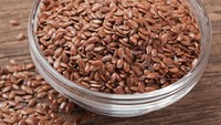 Flaxseed yang berupa biji mungil ini kaya akan omega 3 nabati juga kaya akan serat. Tambahkan flaxseed bubuk dalam sereal, smoothie dan kue.