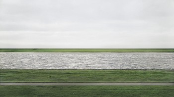 Di urutan pertama, foto yang tampak sederhana namun harganya mencapai USD 4,3 juta atau di kisaran Rp 58,3 miliar! merupakan hasil karya seniman asal Jerman, Andreas Gursky pada tahun 1999 dengan judul foto Rhein II. Di tahun 2011, Rhein II dilelang oleh balai lelang Christie di New York. (Foto: Internet)