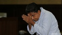 Terdakwa Ramapanicker Rajamohanan Nair (Mohan) memasuki ruang sidang dan menyeret Handang yang kini berstatus sebagai pegawai nonaktif karena disangkakan menerima gratifikasi dari terdakwa.