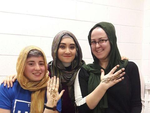 Cerita Hijabers Indonesia yang Ajari Mahasiswi Inggris Berjilbab