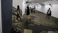 Saat masuk, penampilan underpass memang masih terlihat baru. Ada beberapa bagian yang masih dalam pembangunan. Kondisi udara terasa pengap. Dalam pantauan detikcom, ada 8 kipas angin yang dipasang di dalam peron.