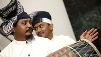 Pada umumnya sinrilik dilantunkan oleh seorang pria, bisa dengan diiringi alunan alat musik dan bisa pula tidak.
