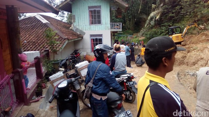 Pasca Longsor di Cisewu, Akses Beberapa Jalan Masih Terputus