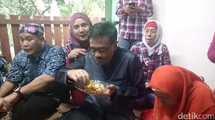 Hujan Deras, Djarot Berteduh Sambil Makan Jengkol Bareng Warga