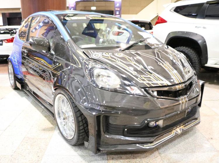 Honda Jazz Bergaya Mobil Balap