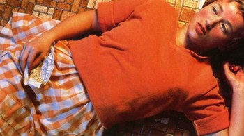 Hasil kedua karya Cindy Sherman Untitled #96 yang menempati urutan kedua, foto tersebut diambil pada tahun 1981. Foto ini menjadi perbincangan hangat pada tahun 2011 dan berhasil dijual dengan harga fantastis USD 3,9 juta atau sekitar Rp 51 miliar. (Foto: Internet)
