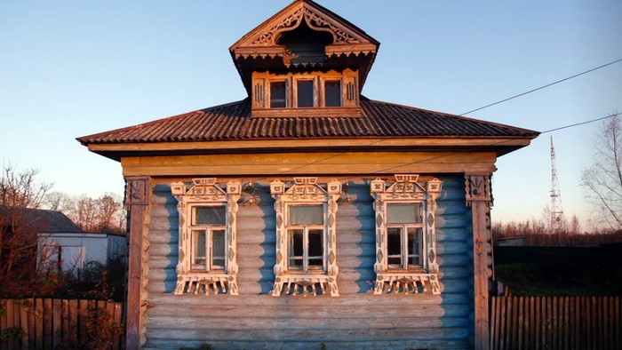 Rumah-rumah dengan arsitektur asli Rusia