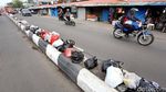 Pembatas Jalan di Pulogadung jadi Tempat Sampah 