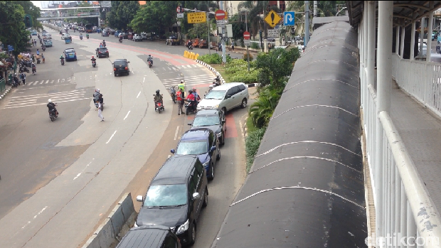  Contraflow dekat halte Kebon Pala, Jaktim guna mengurai kemacetan akibat pembangunan double-double track (DDT)